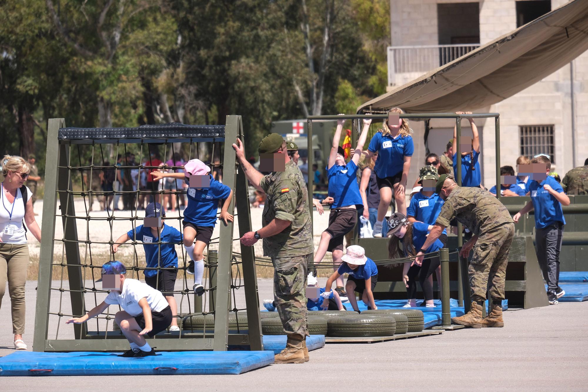 1600 niños de colegios de la provincia visitan la base militar del MOE en Rabasa