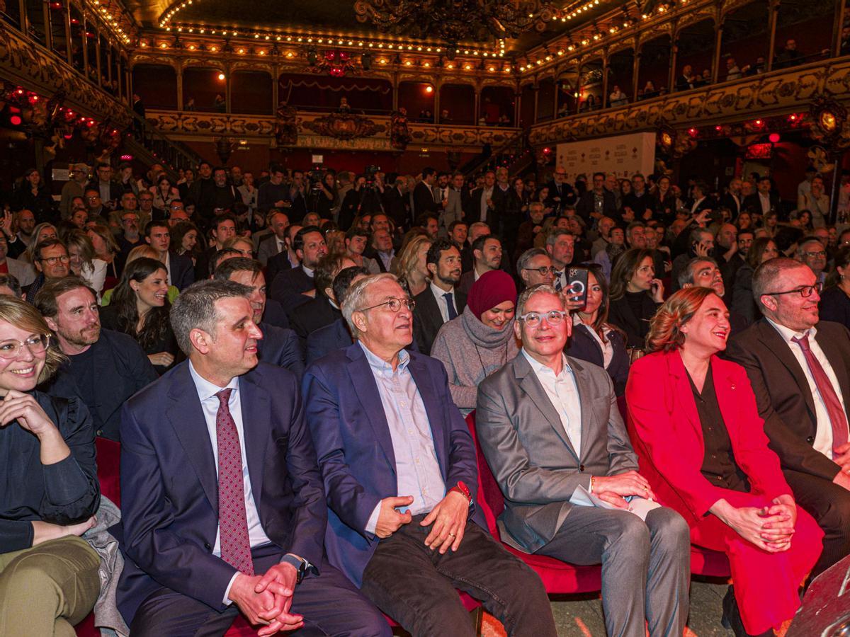 La teniente de alcalde Janet Sanz, Roger Pallarols, Xavier Sardà, Boris Izaguirre, Ada Colau y Salva Vendrell, en la primera fila del acto de los restauradores en La Paloma.