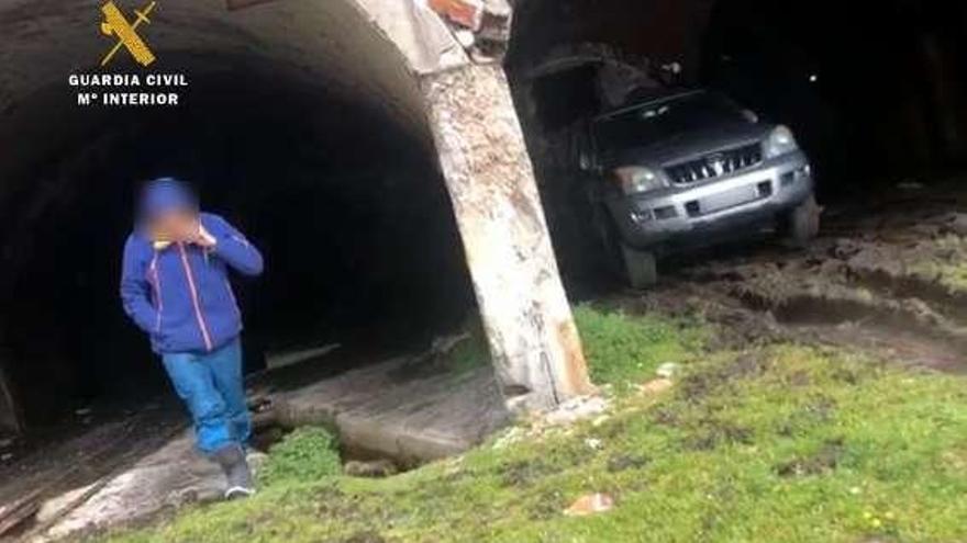 El gijonés y su todoterreno, ocultos en la bocamina.