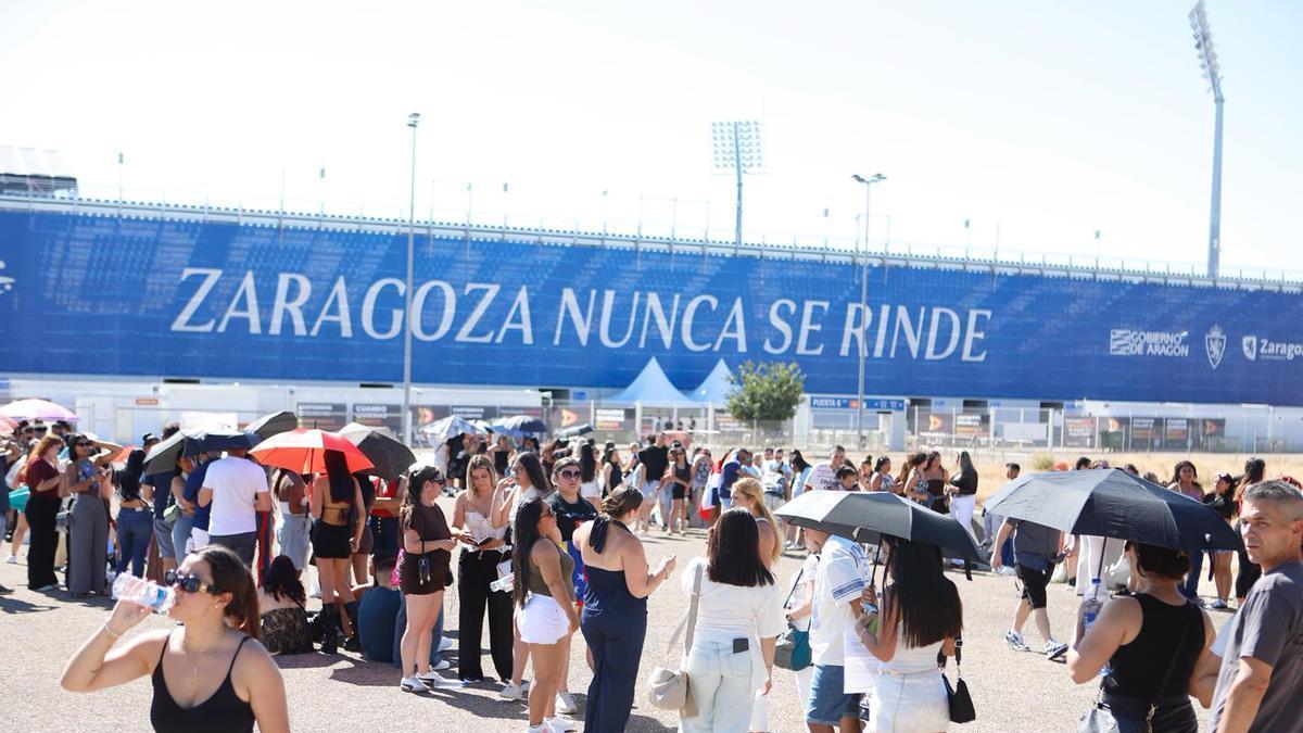 Las largas filas que se han organizado alrededor del Ibercaja Estadio antes del concierto de Romeo Santos y Prince Royce.