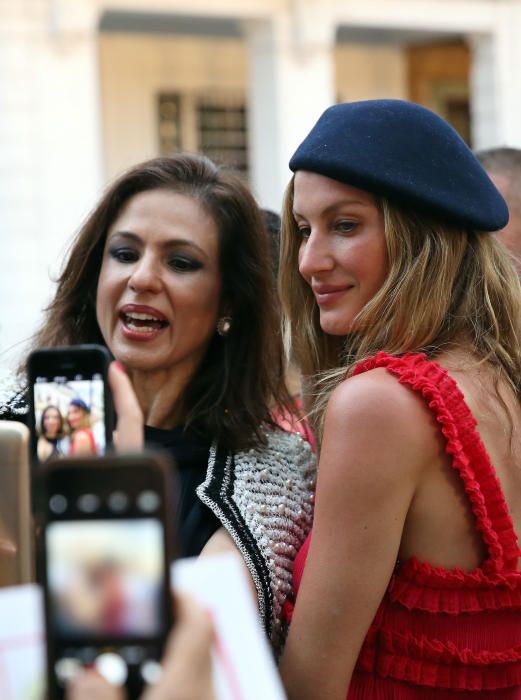 La súpermodelo brasileña Gisele Bündchen asiste al desfile de la casa de modas francesa Chanel.