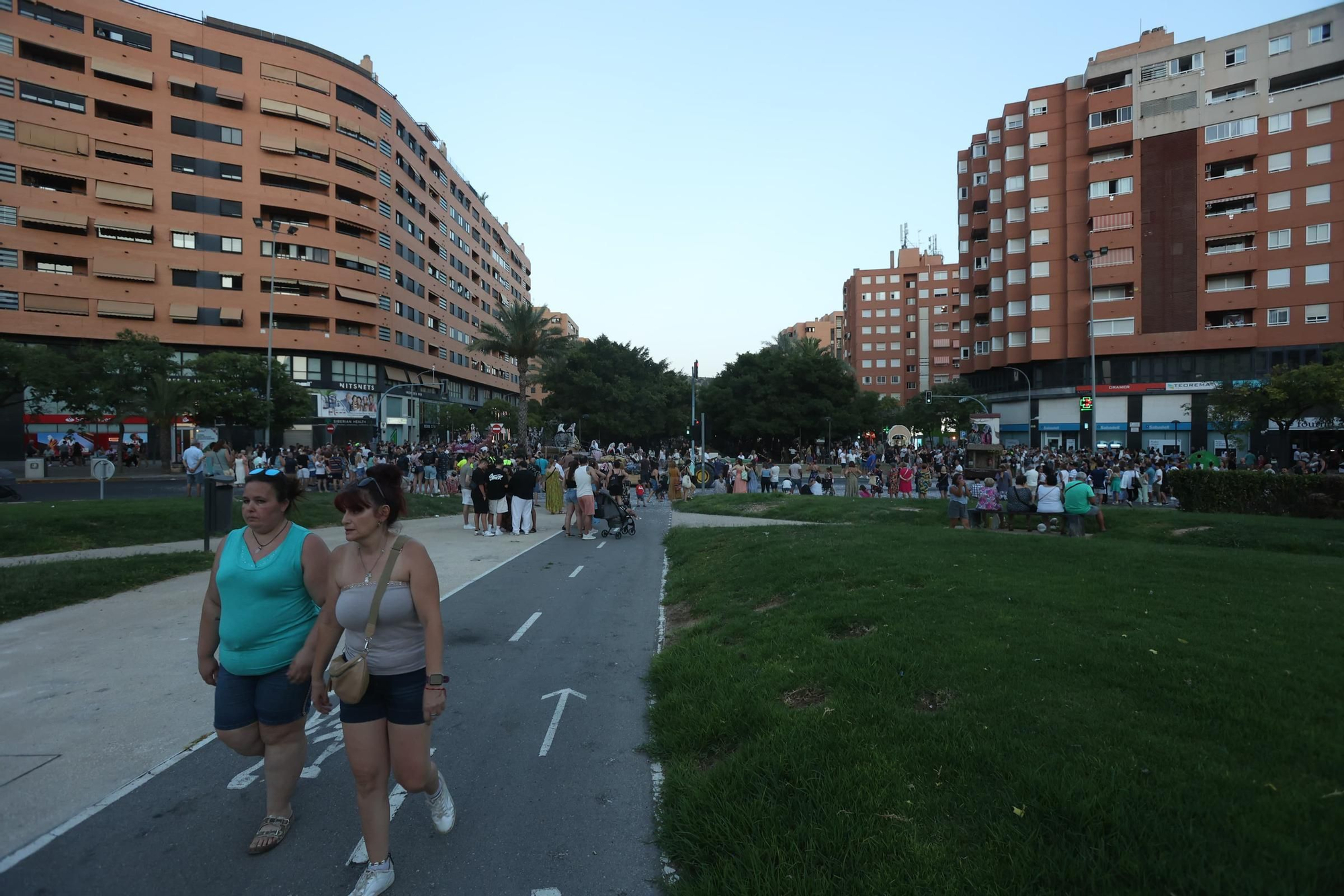 El Coso Multicolor llena Alicante de color en su nuevo recorrido