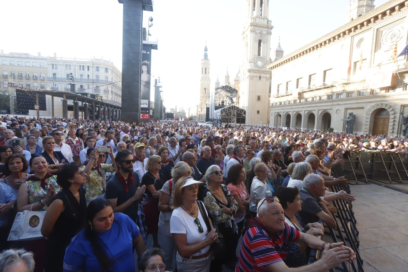 EN IMÁGENES | Los ganadores de los certámenes de jota actúan en la plaza del Pilar