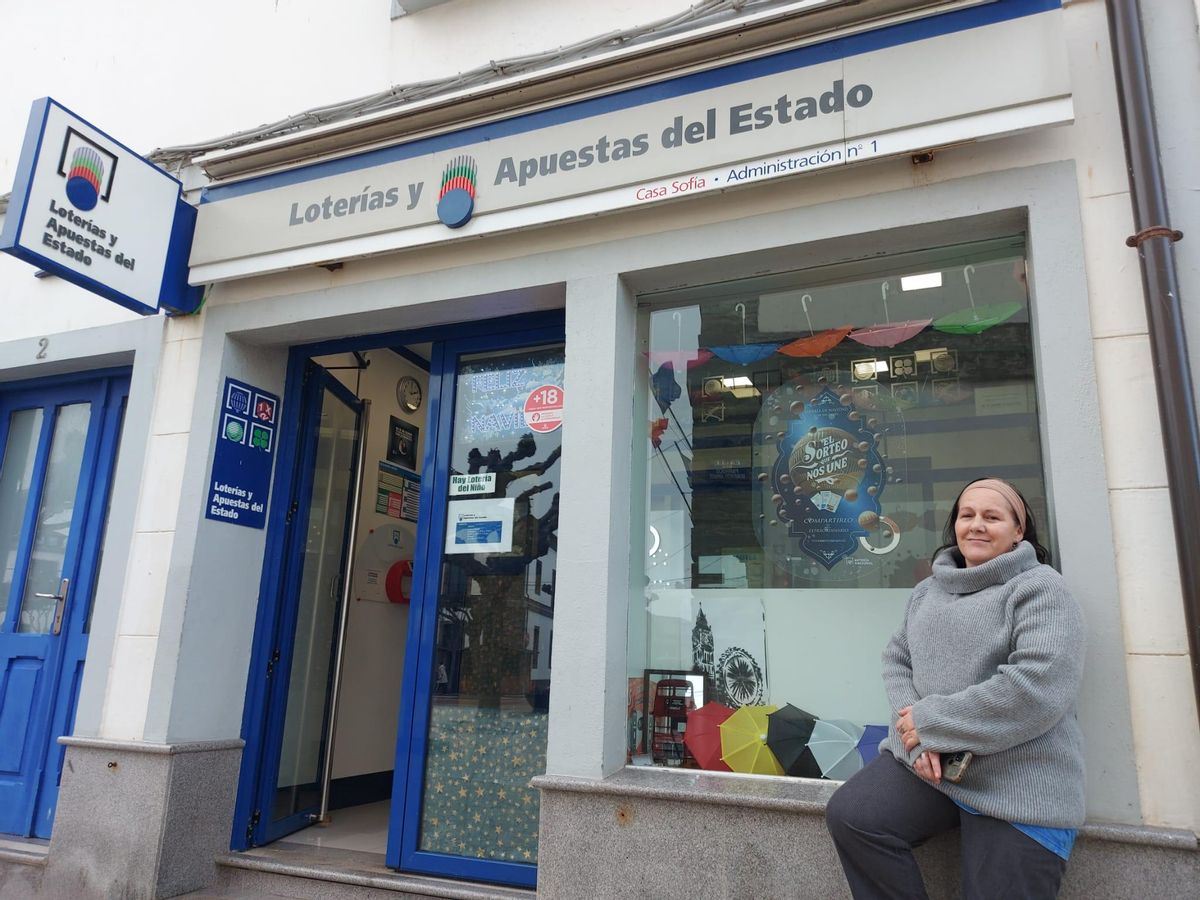 Lourdes Méndez a la puerta de su administración, este domingo.