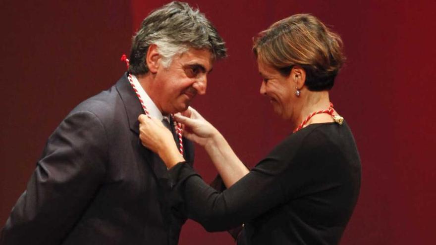 Carmen Moriyón le coloca la medalla de oro a José Luis Carmona.