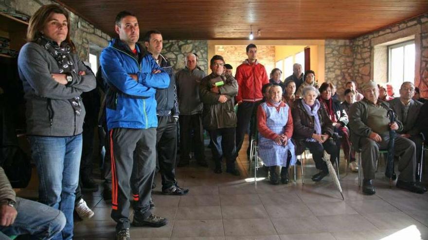 Asistentes a la reunión celebrada el sábado 21 de noviembre en el centro social.  // Bernabé/Gutier