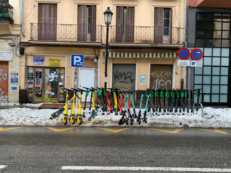 La calle Victoria, recuperando la normalidad tras la granizada del jueves por la mañana.