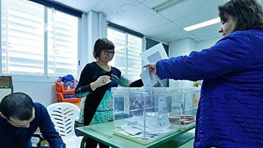 Votantes en el colegio Cervantes de Sant  Antoni el domingo.