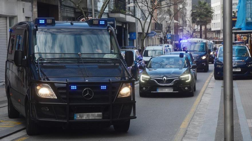 Furgones policiales saliendo de la Comisaría de Pontevedra en una anterior intervención.