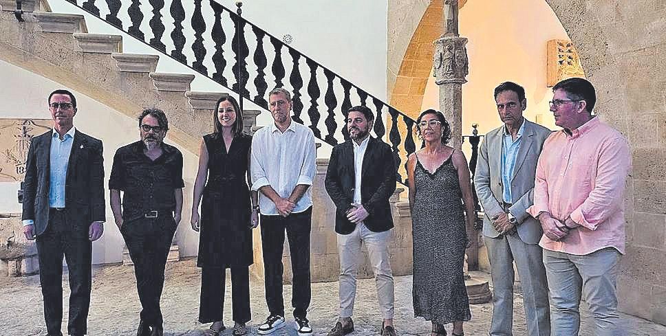 Bernardí Roig junto a las autoridades en la inauguración de su exposición.
