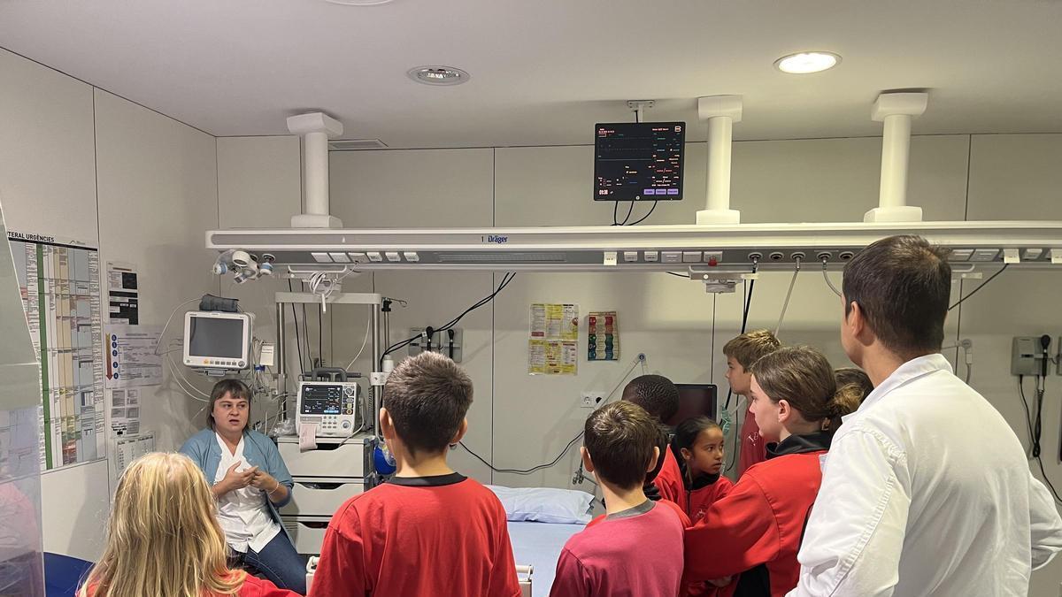 Alumnes d'Educació Primària en una visita a l'Hospital d'Olot.