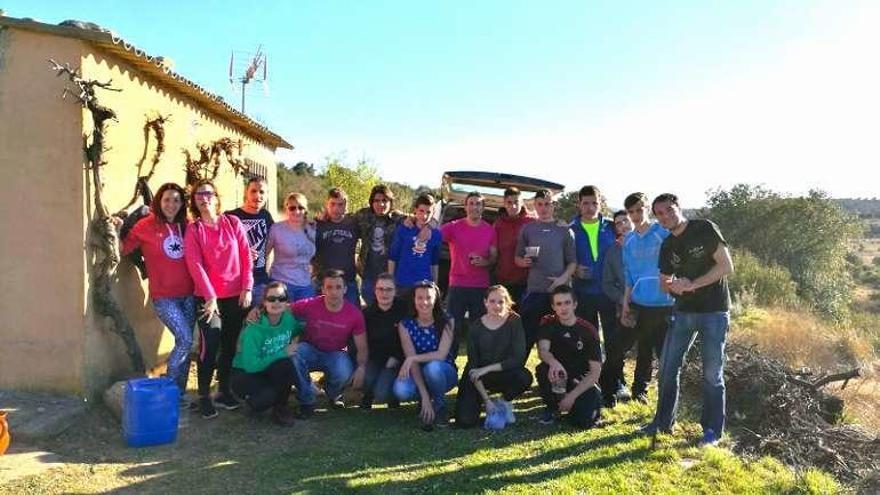 Un grupo de amigos en Santa Croya de Tera.