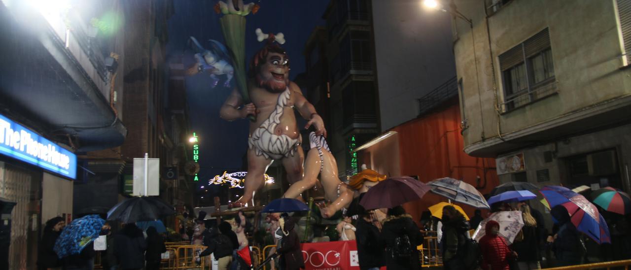 Los alrededores de la falla se han llenado de falleros locales pese a la lluvia.