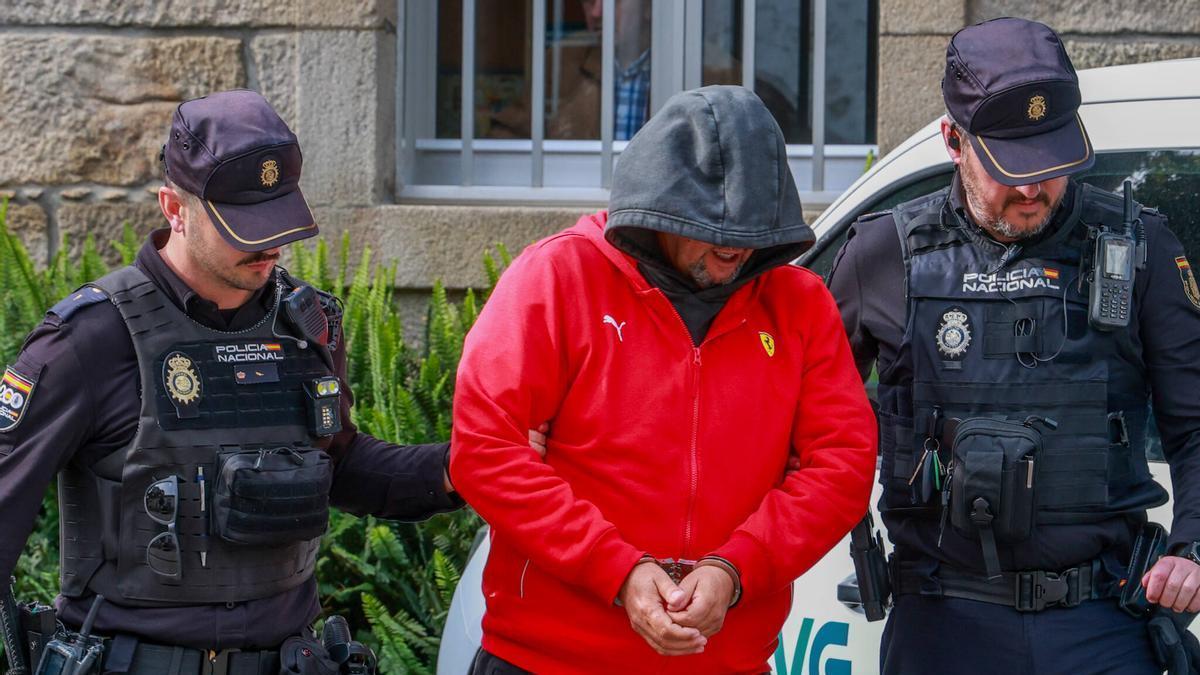 Uno de los detenidos a su paso por los juzgados de Caldas en la mañana de este viernes.