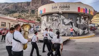 Orihuela rescata los orígenes de los Murales de San Isidro en mayo de 1976