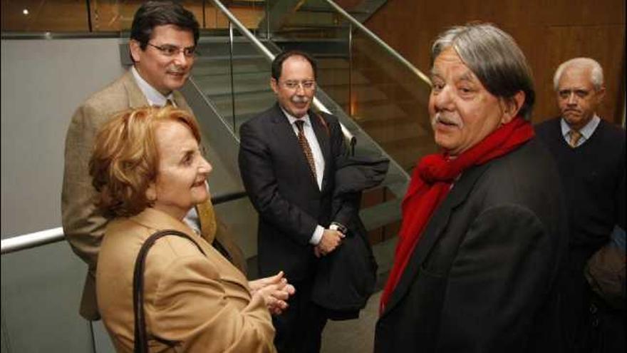 Junquera (derecha) con la alcaldesa, el concejal de Urbanismo y su colabora