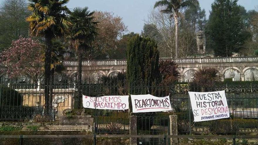 Pancartas instaladas a la entrada de la zona histórica por vecinos para exigir la recuperación de O Pasatempo.