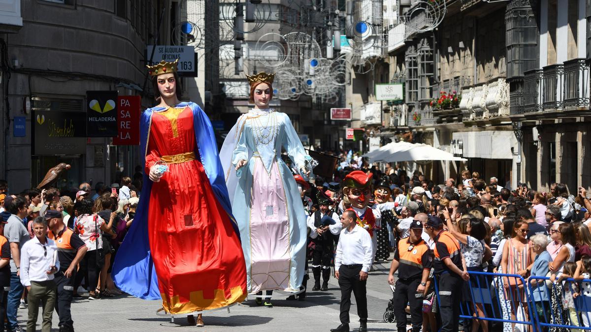 Los gigantes y cabezudos durante el traslado de la carroza procesional.