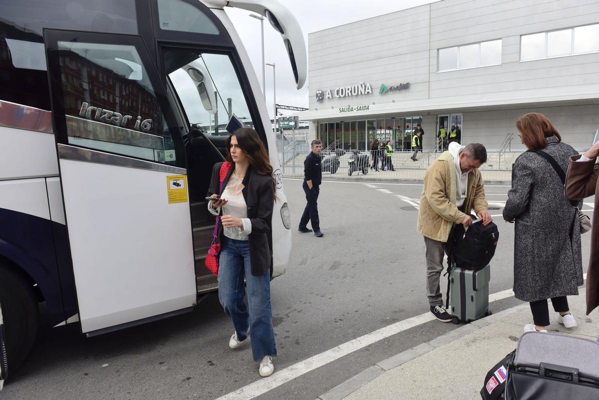 El cierre de la estación ferroviaria los días 28 y 29 de marzo obliga a diseñar un plan alternativo de transporte para garantizar la movilidad de los viajeros. El primer día se ha desarrollado con tranquilidad y pocos pasajeros en el servicio extraordinario de buses. El cierre de la estación ferroviaria los días 28 y 29 de marzo obliga a diseñar un plan alternativo de transporte para garantizar la movilidad de los viajeros. El primer día se ha desarrollado con tranquilidad y pocos pasajeros en el servicio extraordinario de buses.