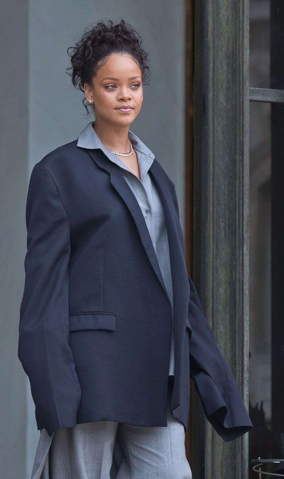 Rihanna con traje de chaqueta en el Palacio del Elíseo francés