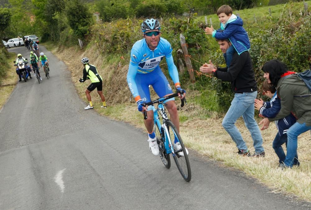 Raúl Alarcón gana a lo grande la Vuelta a Asturias tras adjudicarse la última etapa