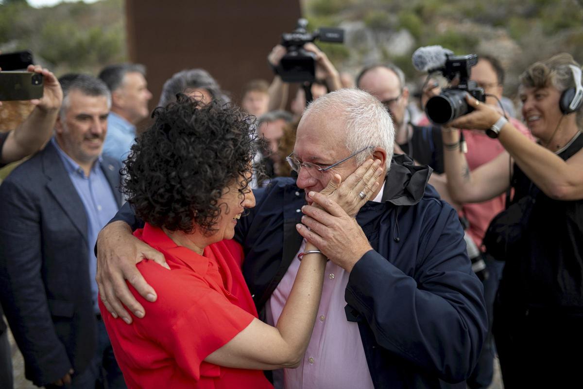 Rovira ha vuelto a Catalunya esta mañana en coche a través de la frontera con Francia y lo ha hecho acompañada por el diputado de ERC en el Parlament, Ruben Wagensberg, el periodista Jesús Rodríguez, el vicepresidente de Òmnium Cultural, Oleguer Serra, y el empresario Josep Campmajó.