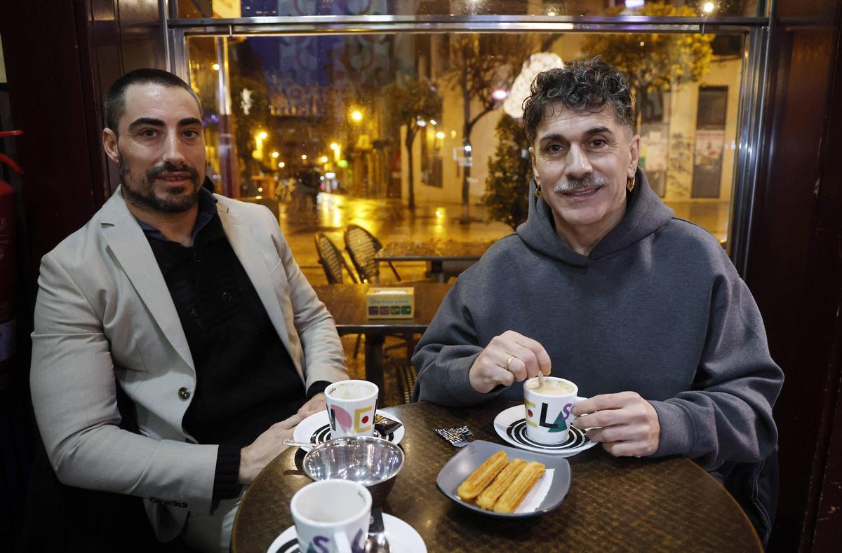 Xisco Feijóo y su marido, Alberto De Sousa, durante la entrevista.