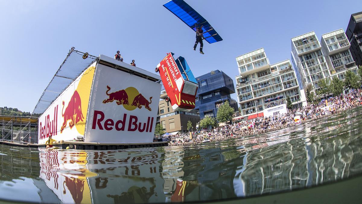 Uno de los participantes en el Día de las alas de Alinghi Red Bull Racing de Lyon en 2019 con un objeto volador