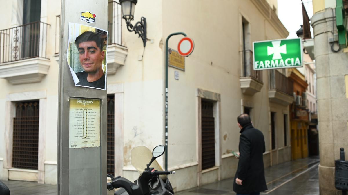 Cartel con la fotografía de Pablo Sierra en la plaza de España.