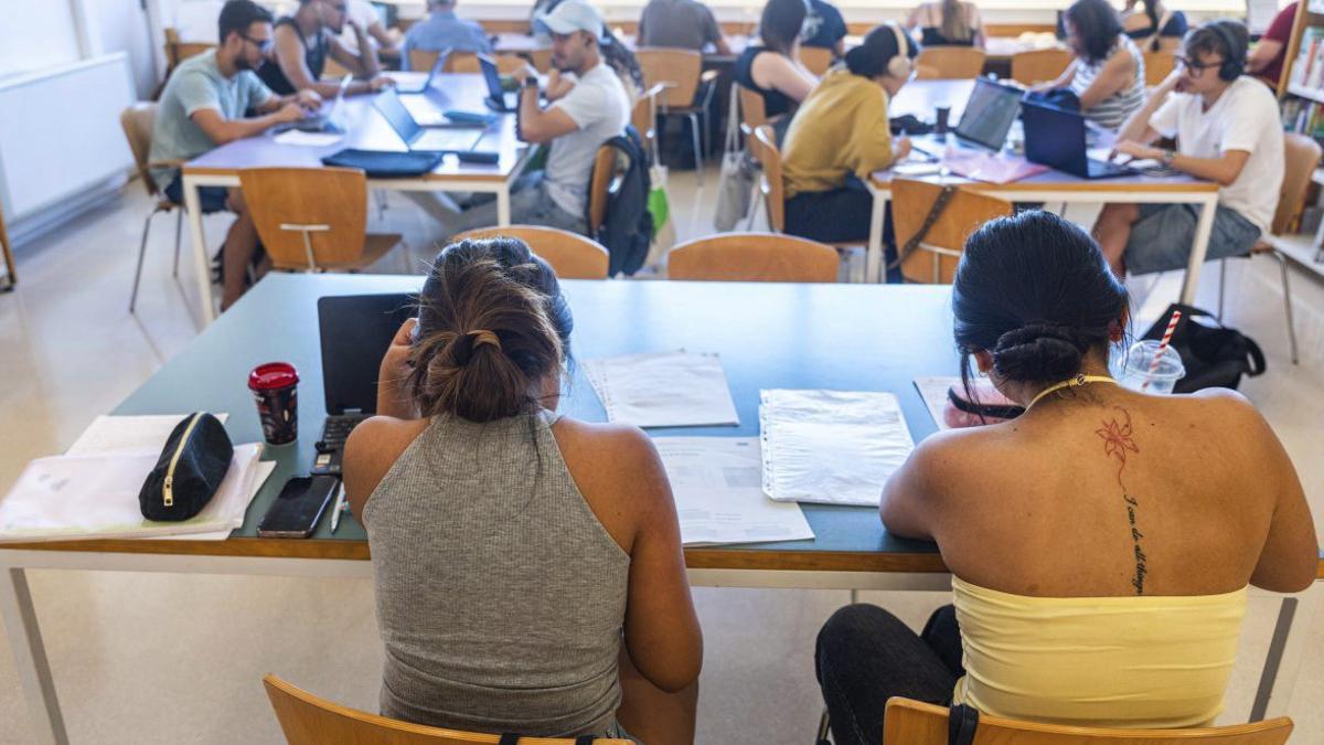 Estudiants preparant-se per als exàmens, la setmana passada a l’Hospitalet. | MARC ASENSIO CLUPÉS