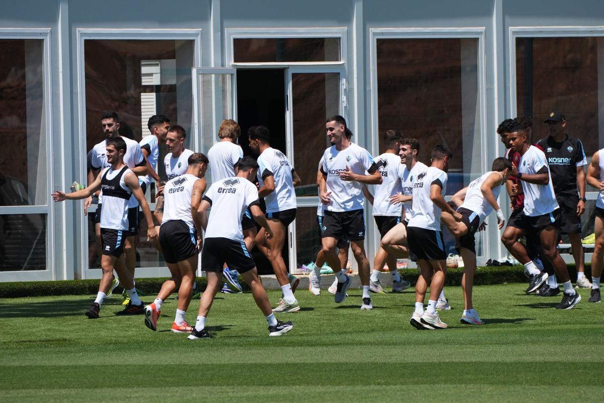 La afición, presente en el último entrenamiento del CD Castellón antes de viajar a Almería