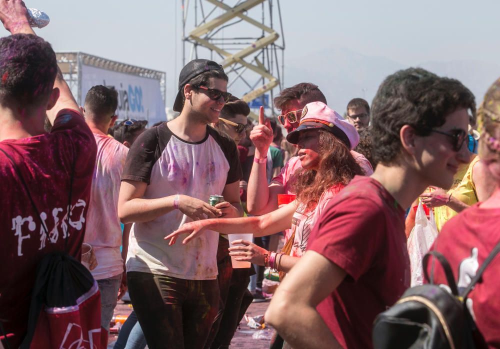 Miles de jóvenes disfrutan en las Paellas de Alicante