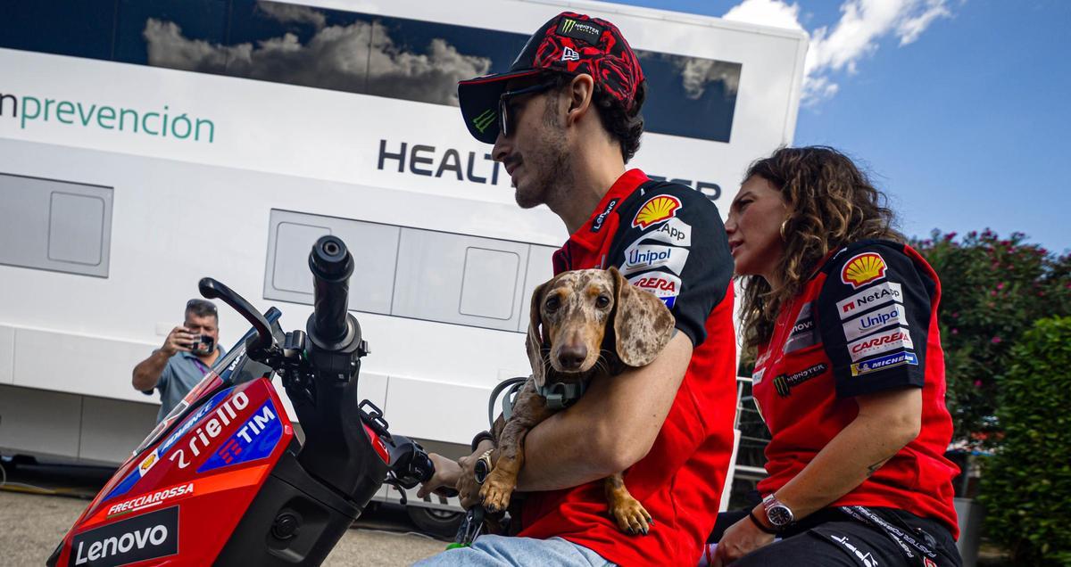 'Pecco' Bagnaia y su hermana Carola pasean a 'Turbo' por el 'paddock' de Misano.