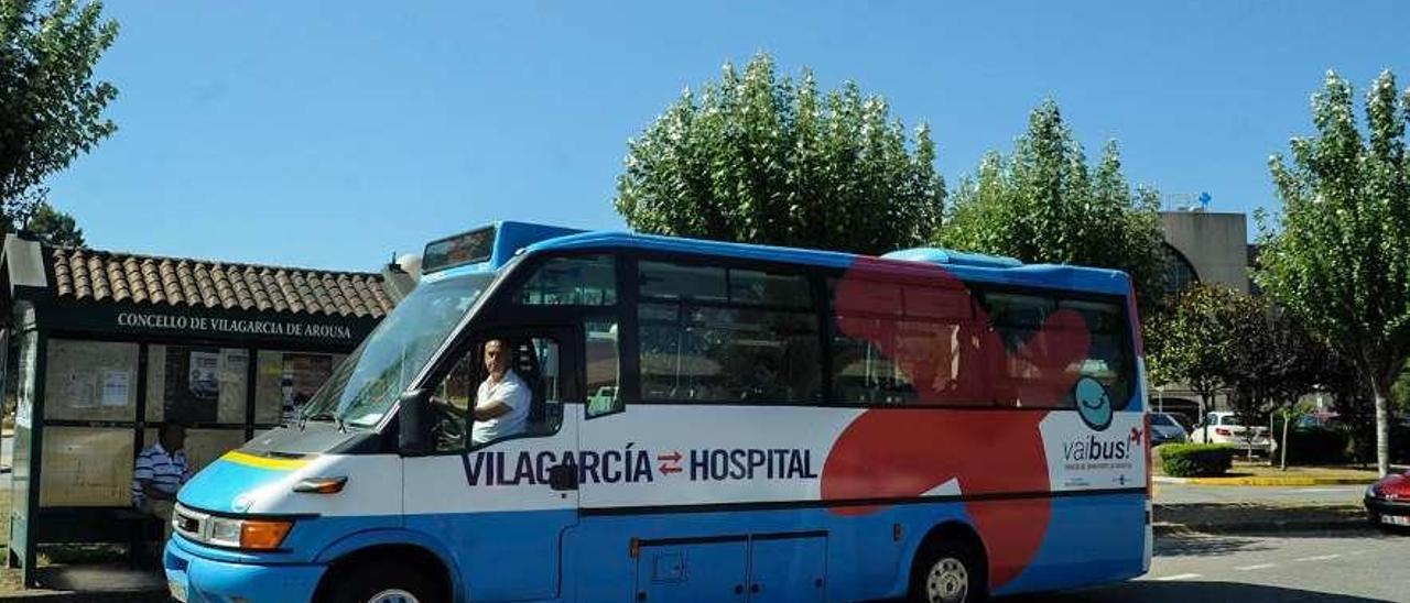 El autobús subvencionado por Vilagarcía ante la parada del Hospital do Salnés. // Iñaki Abella