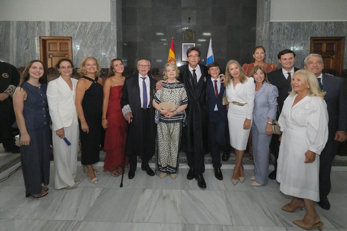 Juan Avello Formoso junto a su familia durante el acto de toma de posesión