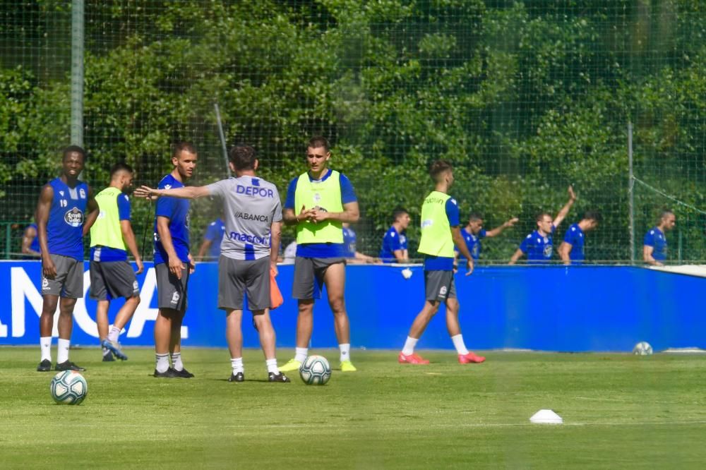 Todos a disposición de Vázquez salvo los lesionados Bóveda y Mujaid, que realizaron tareas al margen sobre el césped .