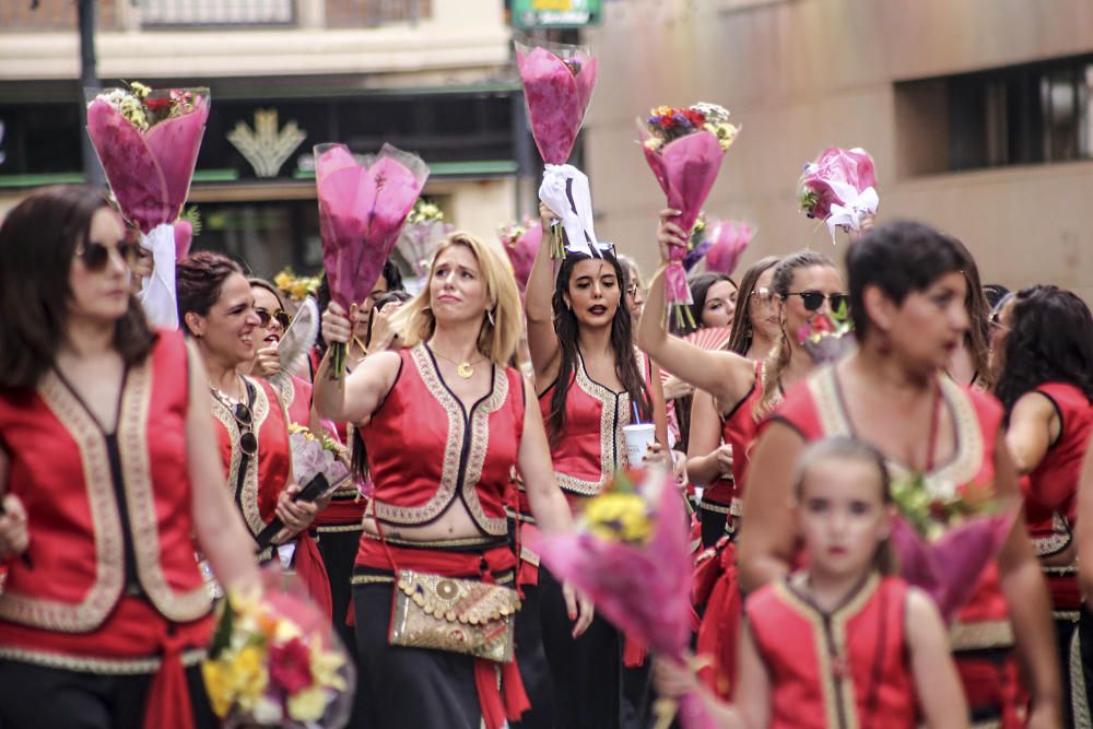 Desfile de abanderadas, ofrenda floral y procesión