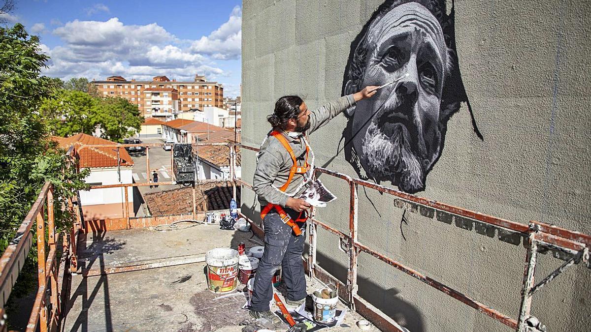 Óscar Martín Martínez, durante la creación del mural en recuerdo de Abrantes en San José Obrero. | Nico Rodríguez