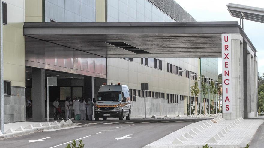 Vista exterior de las Urgencias del hospital de Vigo // Adrián Irago