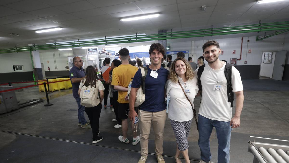 Oliver Menéndez, Marina Martínez y David Rodríguez, durante la visita a la rula.