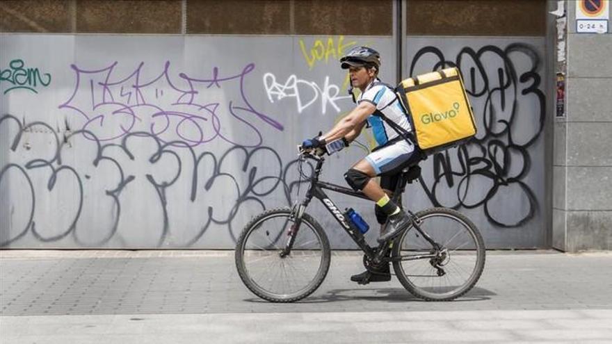 Glovo, Deliveroo y el resto de plataformas se ahorran hasta 168 millones con su modelo de autónomos