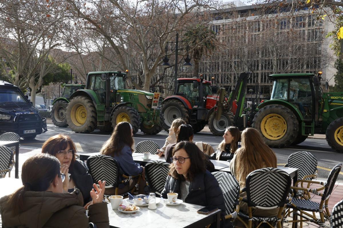 Colapso en las calles de València en el inicio de la tractorada por el acuerdo de la UE y el Mercosur