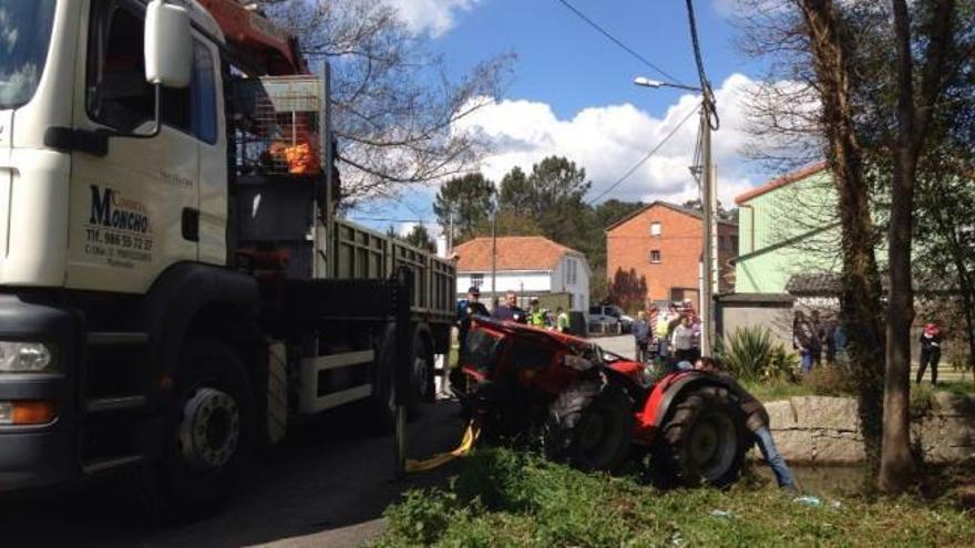 Excarcelan a un hombre tras caer con su tractor a un río en Valga