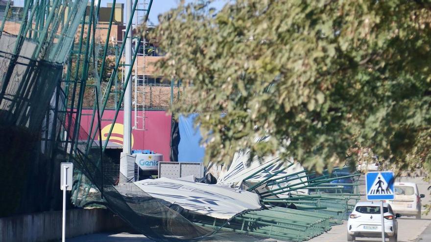 El temporal de viento provoca daños en la valla de la Ciudad Deportiva del FC Barcelona