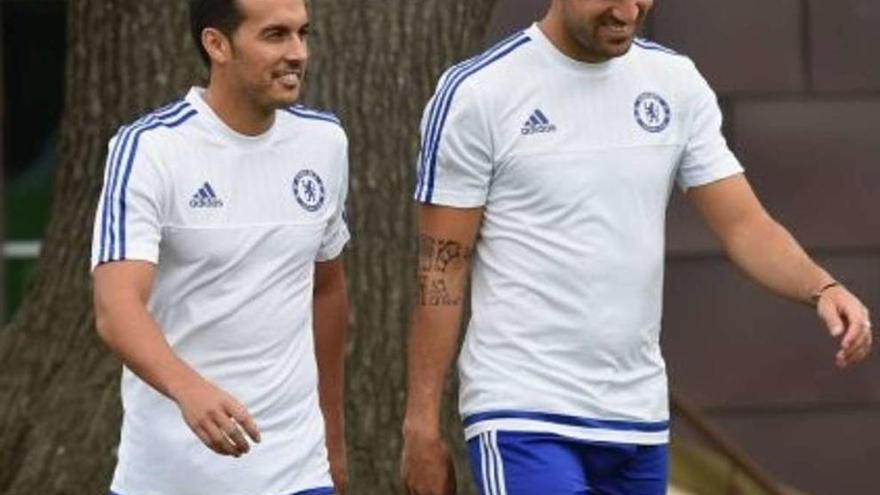 Pedro conversa con Fàbregas durante su primer entrenamiento en Londres.