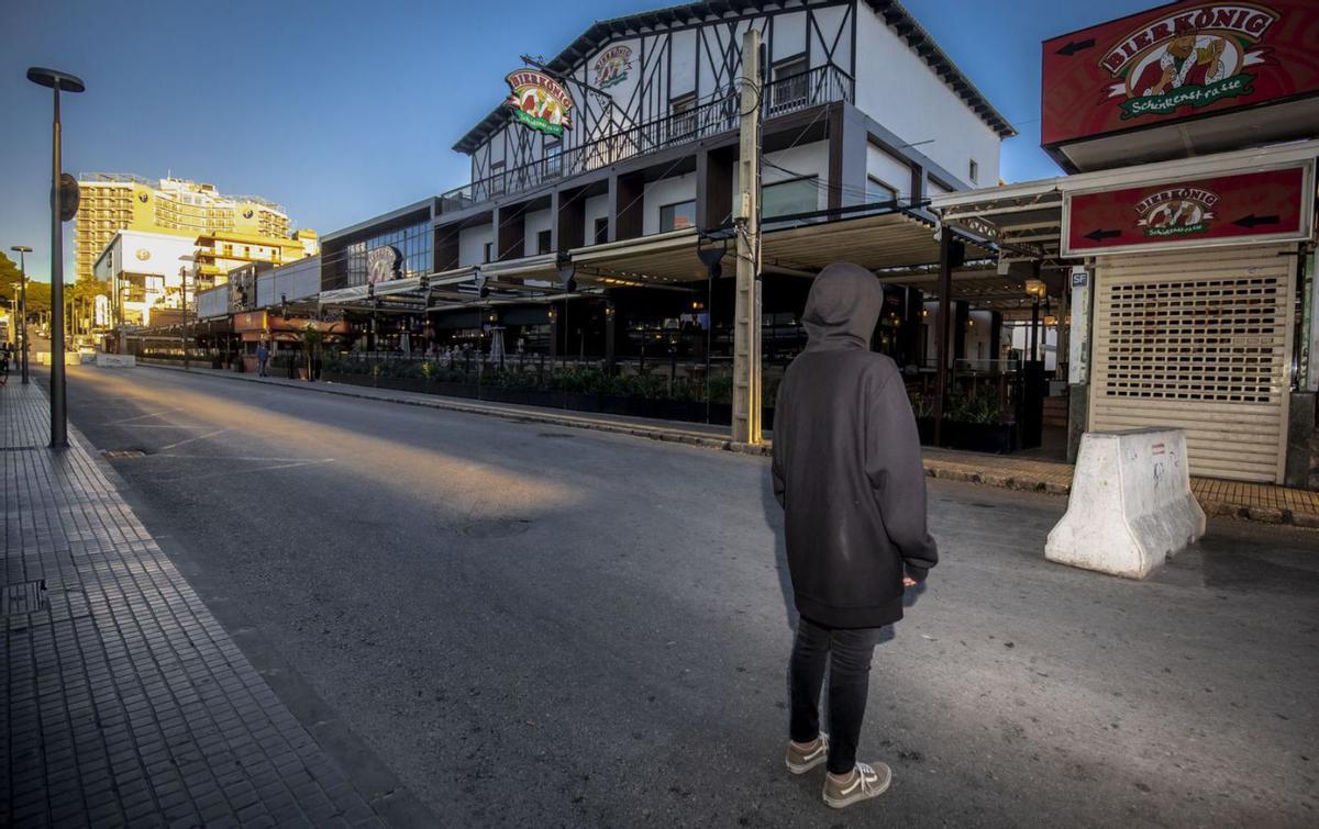 La mallorquina Joana Maria Cirer ayer en la calle del Jamón, en la Platja de Palma. | DM