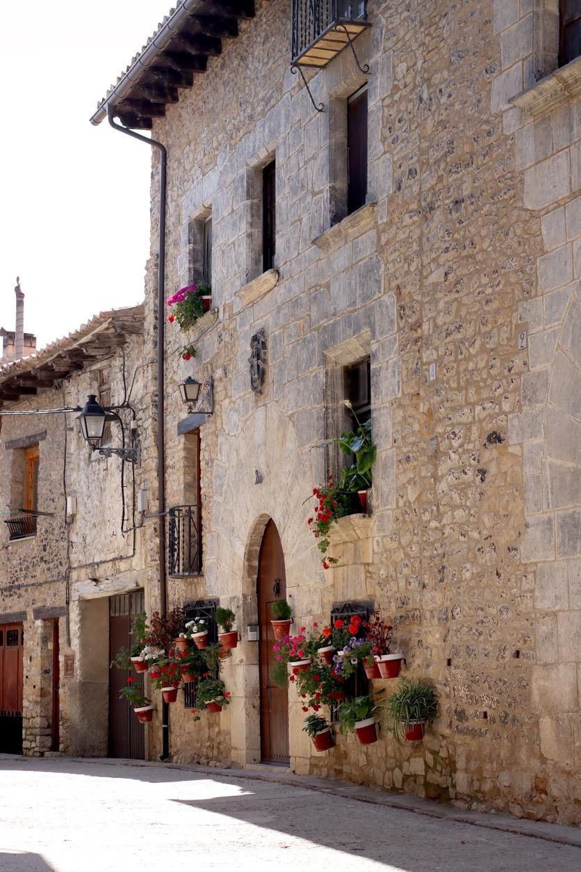 Las casas decoradas aportan personalidad al pueblo.