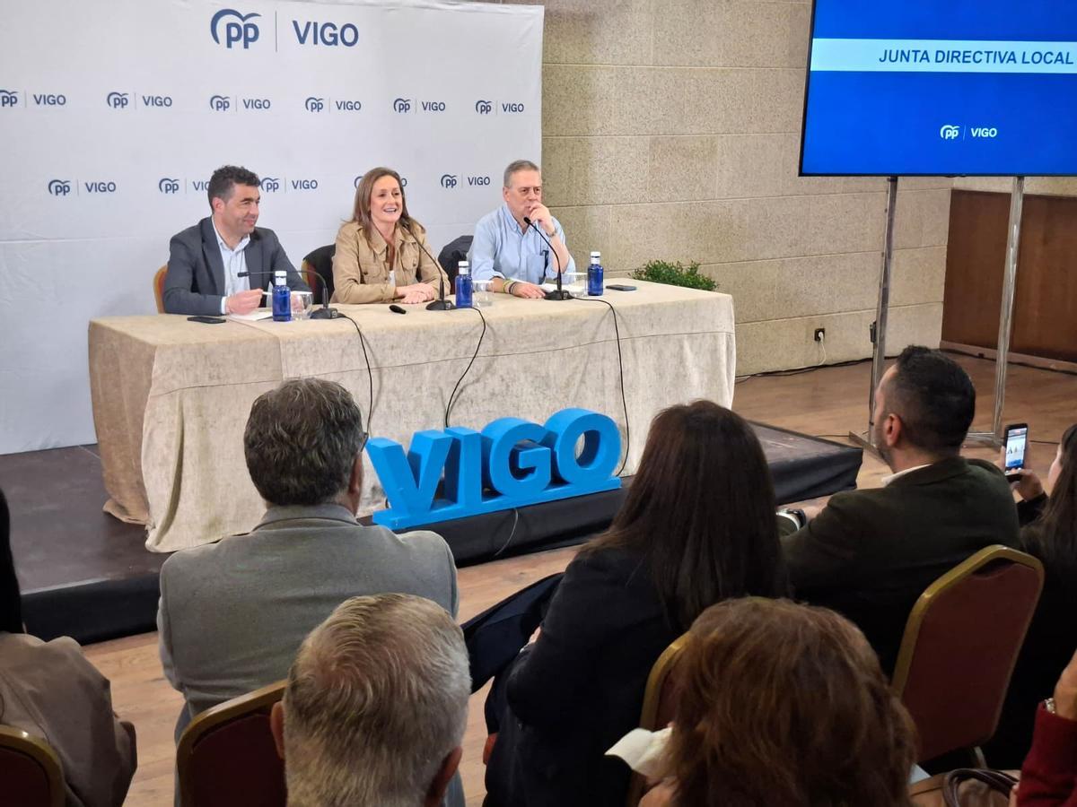 Luis López, Luisa Sánchez y Antonio Gómez Caamaño, con militantes del PP de Vigo.