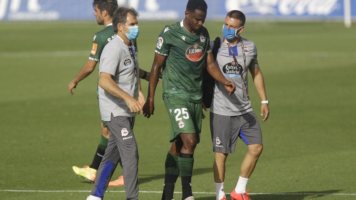 Uche se retira del campo ayer en Tenerife