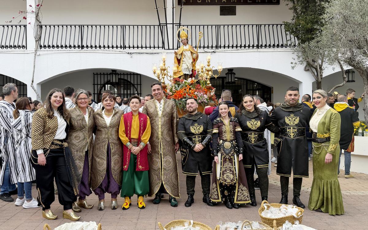 Los cargos festeros de Altea 2026 frente a la imagen del patron san Blas antes de la romeria
